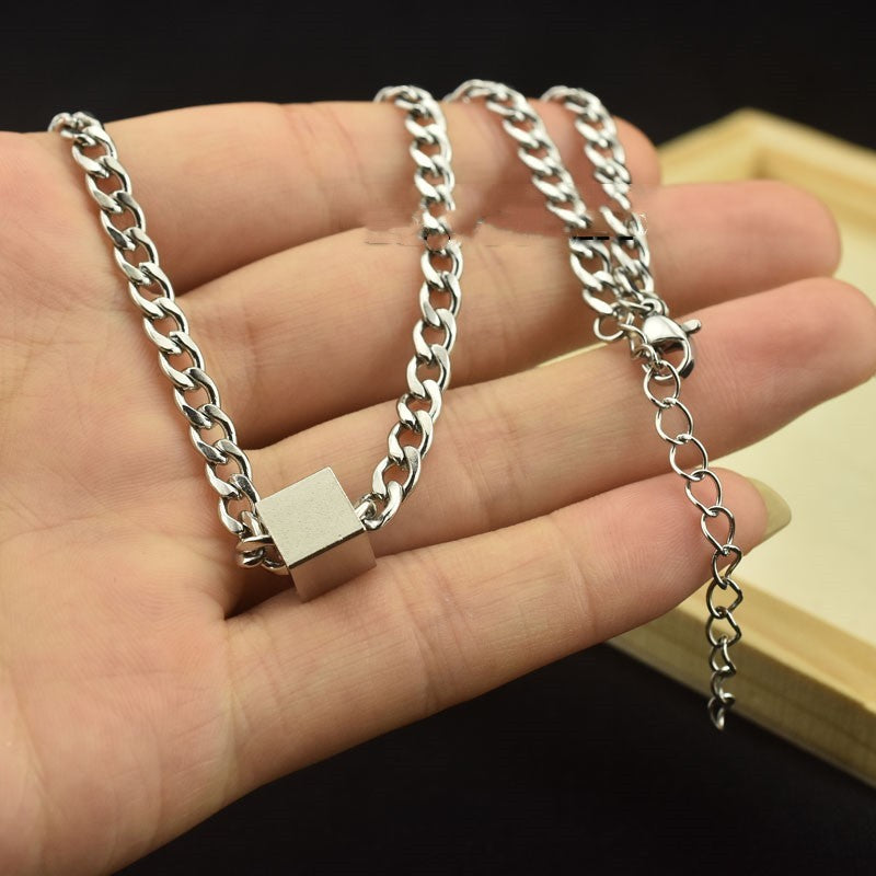 Collier pendentif cube en acier inoxydable à la mode