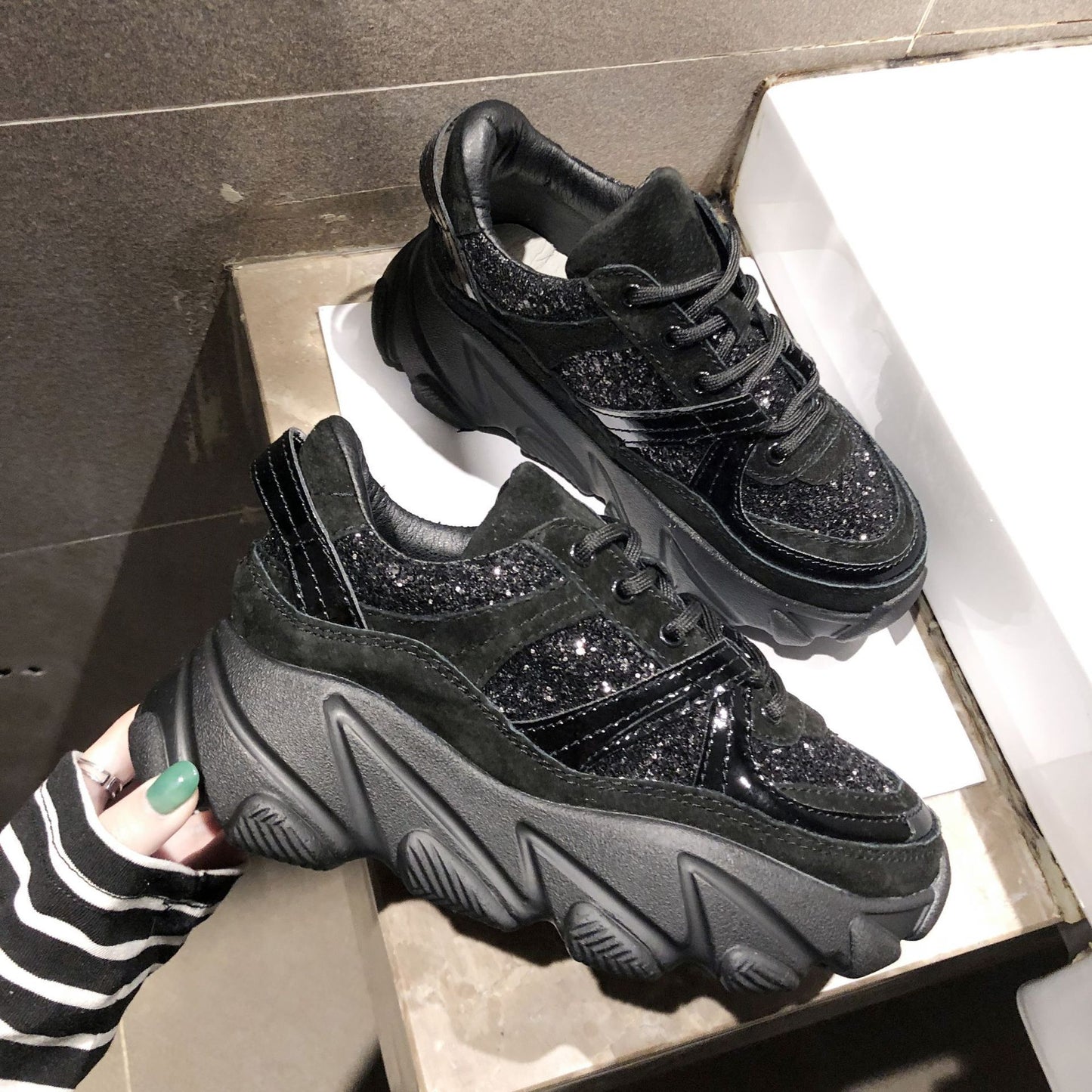 Chaussures à plateforme avec strass brillants, anciennes chaussures tendance, chaussures augmentant la hauteur intérieure