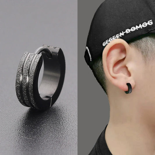 Boucles d'oreilles rondes en acier inoxydable givré pressé au sable à double ligne en acier au titane