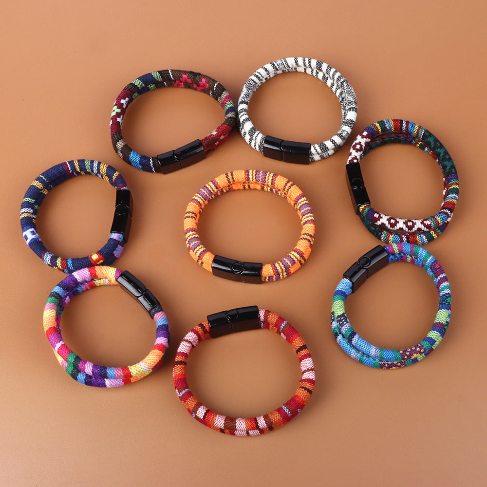 Amantes de la joyería de tela colorida y salvaje