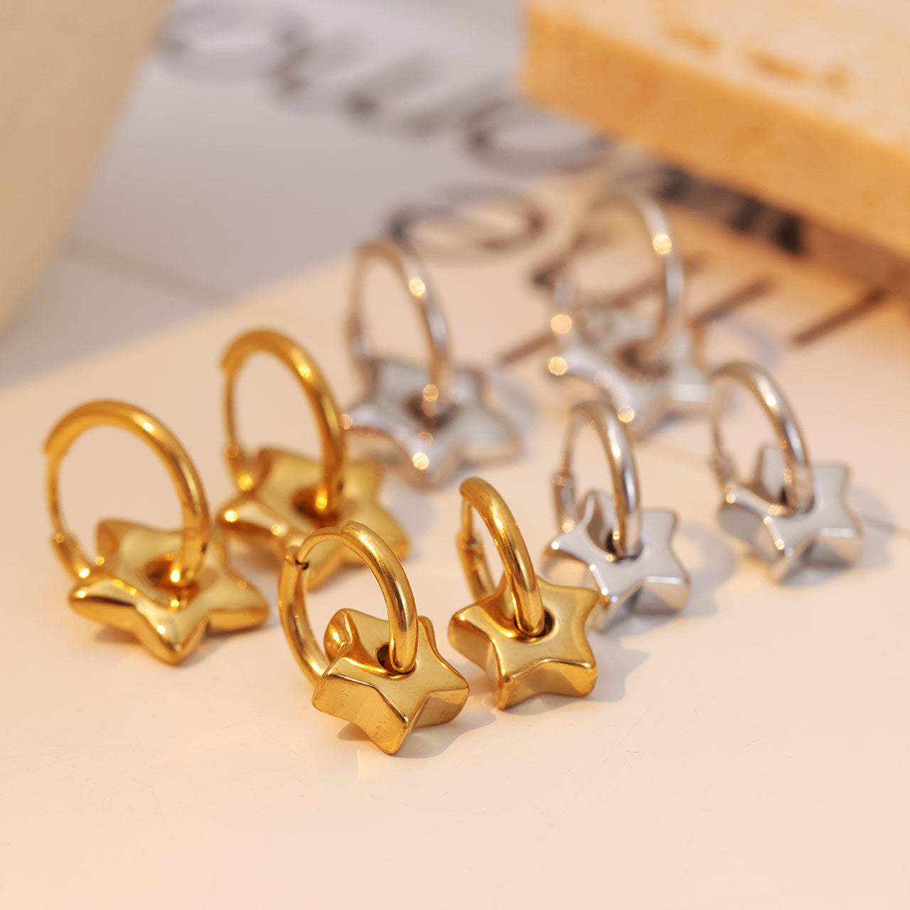 Boucles d'oreilles étoiles en acier titane assorties à la mode