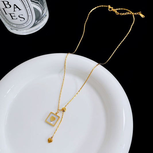 Cadena de clavícula con borla y diseño de collar de acero de titanio y amor de concha blanca de lujo ligero