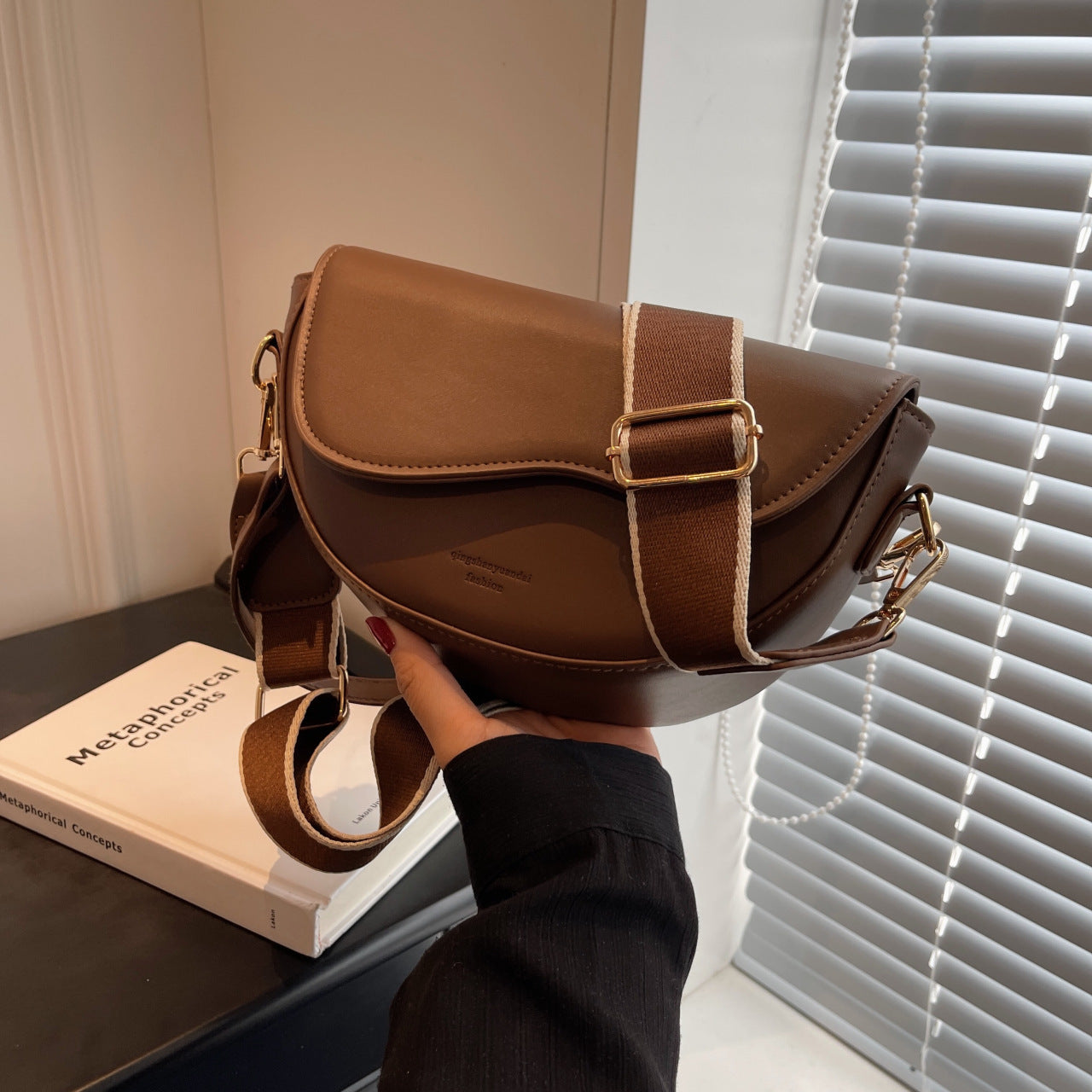 Bolso bandolera retro popular y fácil de combinar