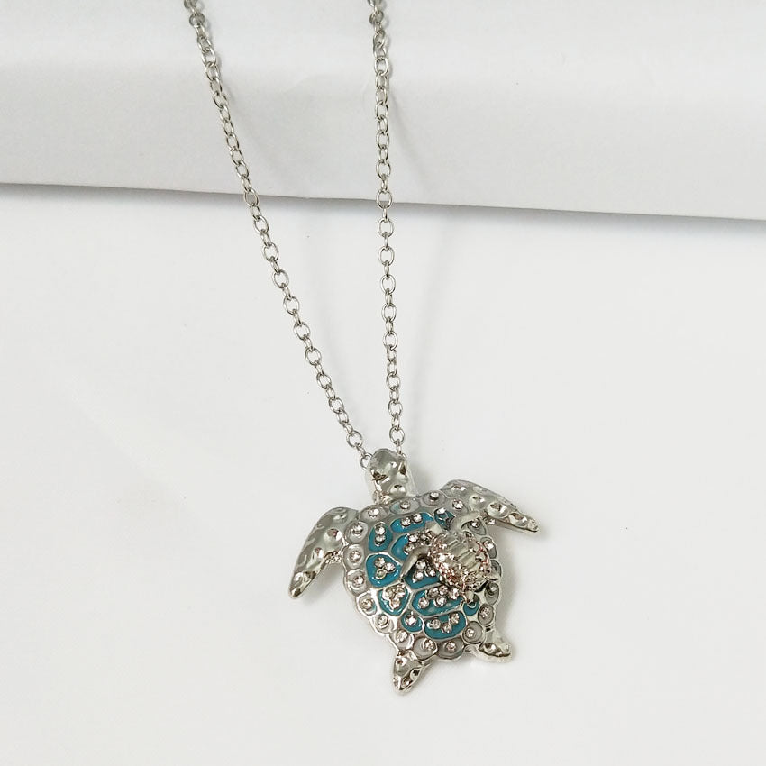 Familia de collares con diamantes incrustados de tortugas marinas