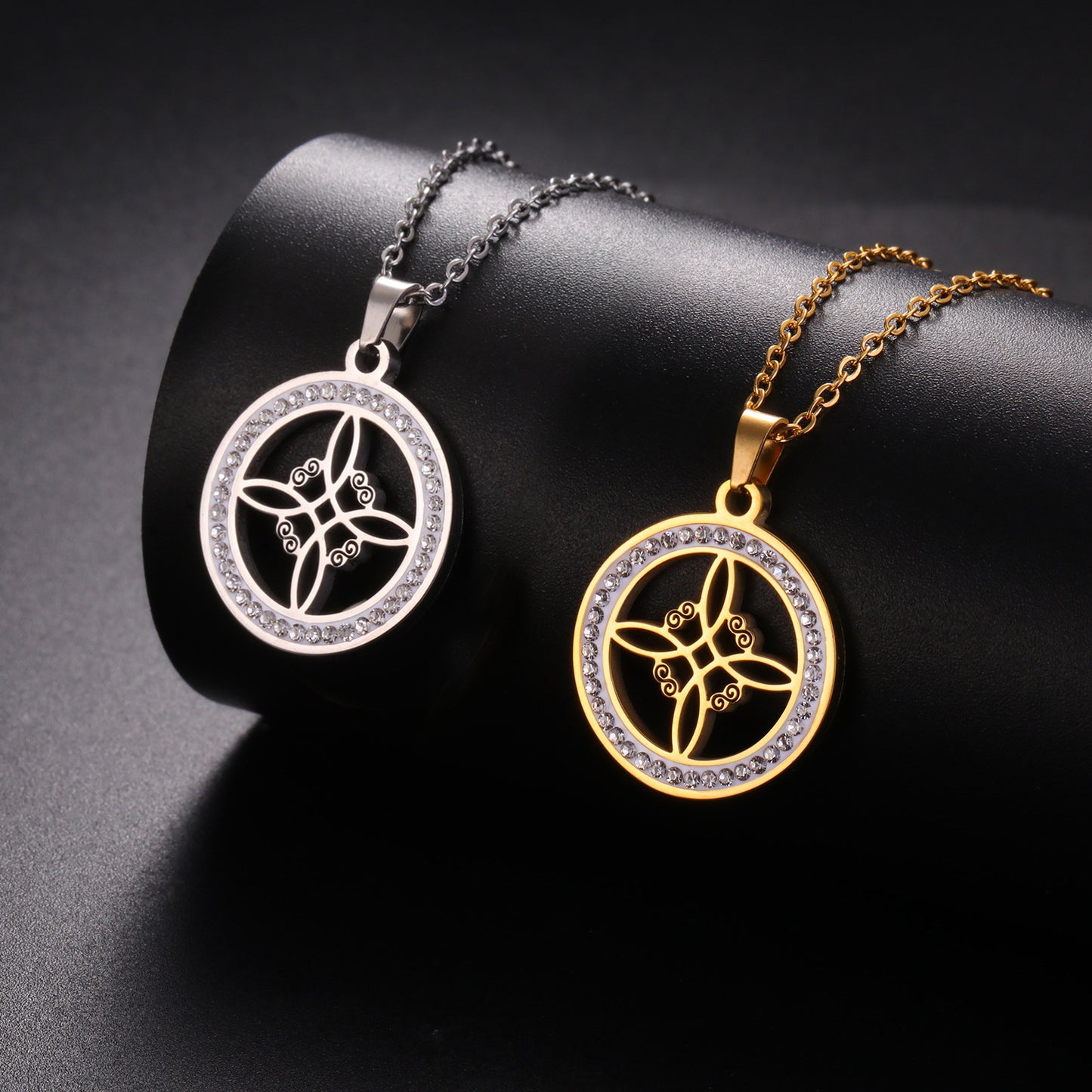 Collier pendentif nœud de sorcière monocouche en acier inoxydable