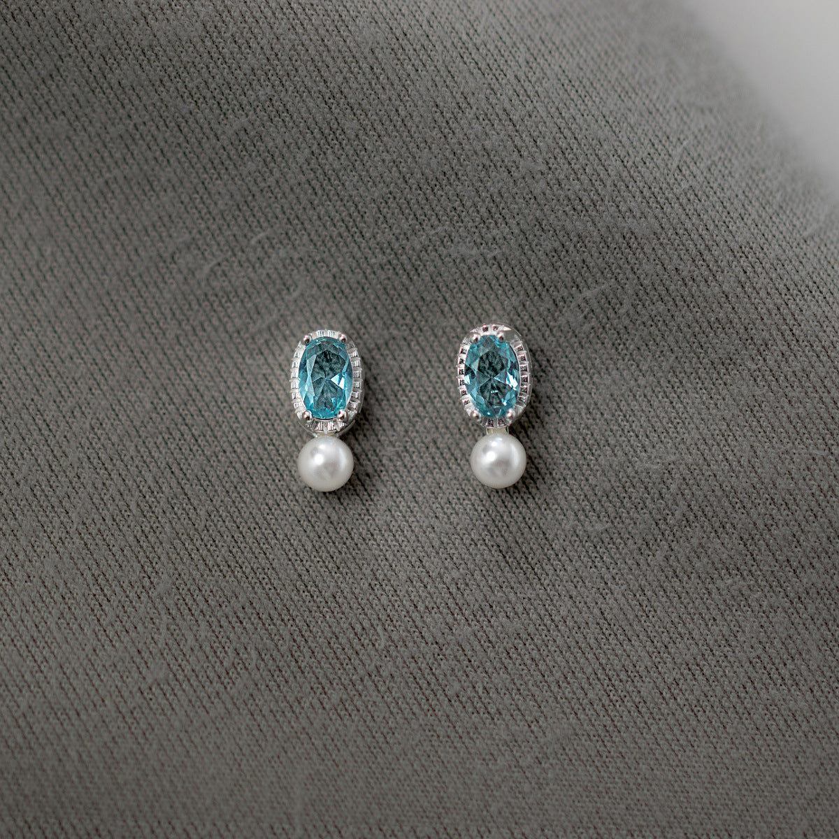 Boucles d'oreilles à tige en perles synthétiques et diamants bleus élégants pour femmes
