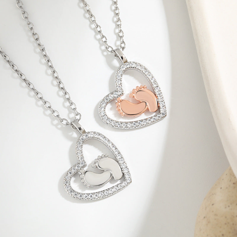 Collier en forme de cœur avec séparation des couleurs, empreintes de pas d'amour