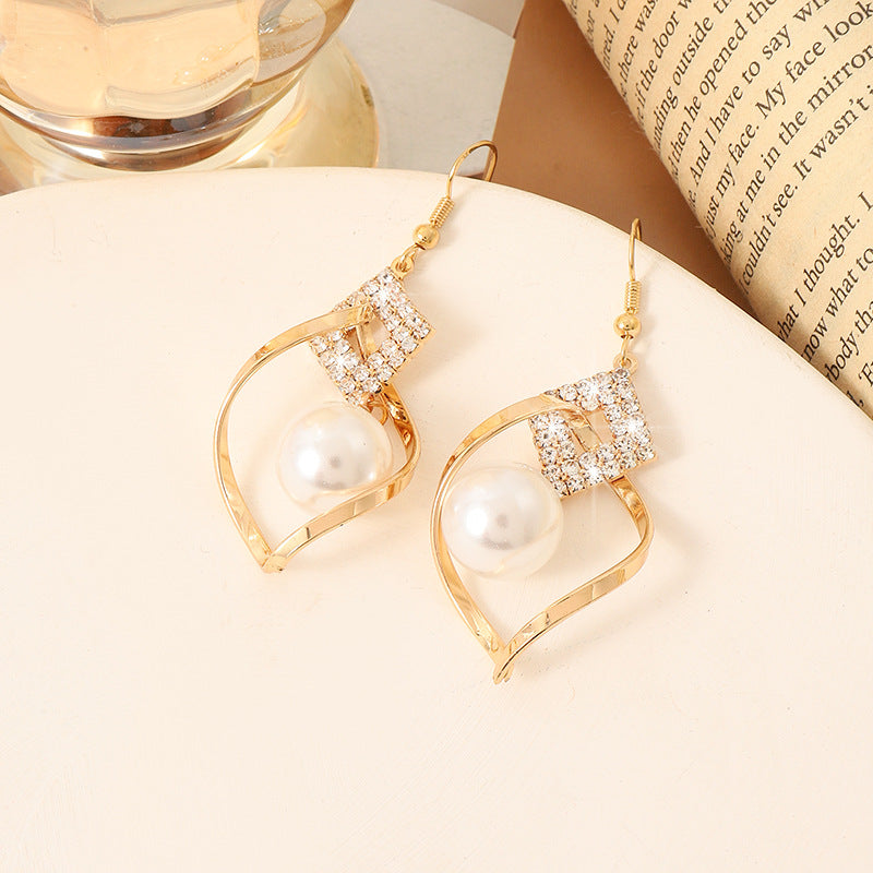 Boucles d'oreilles tout-match capricieuses à la mode pour femmes