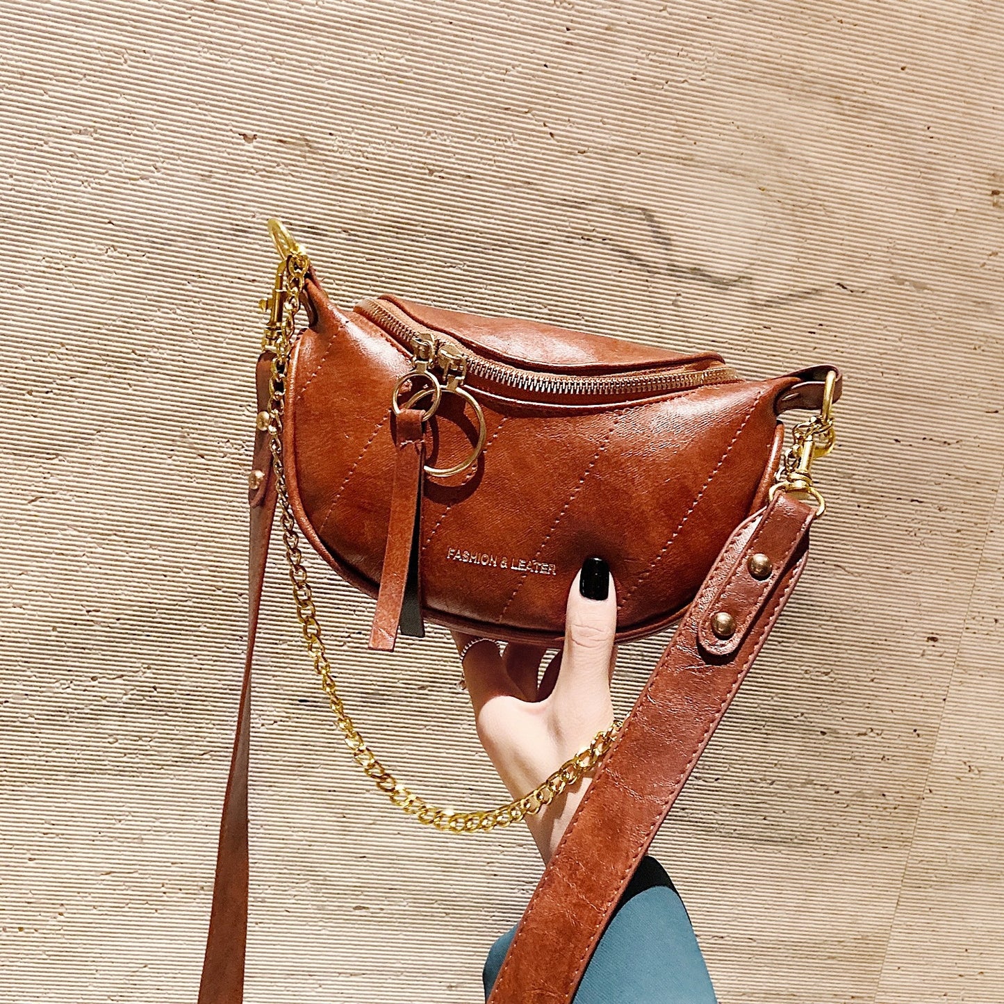 Sac de poitrine rétro léger et assorti à la mode pour femmes