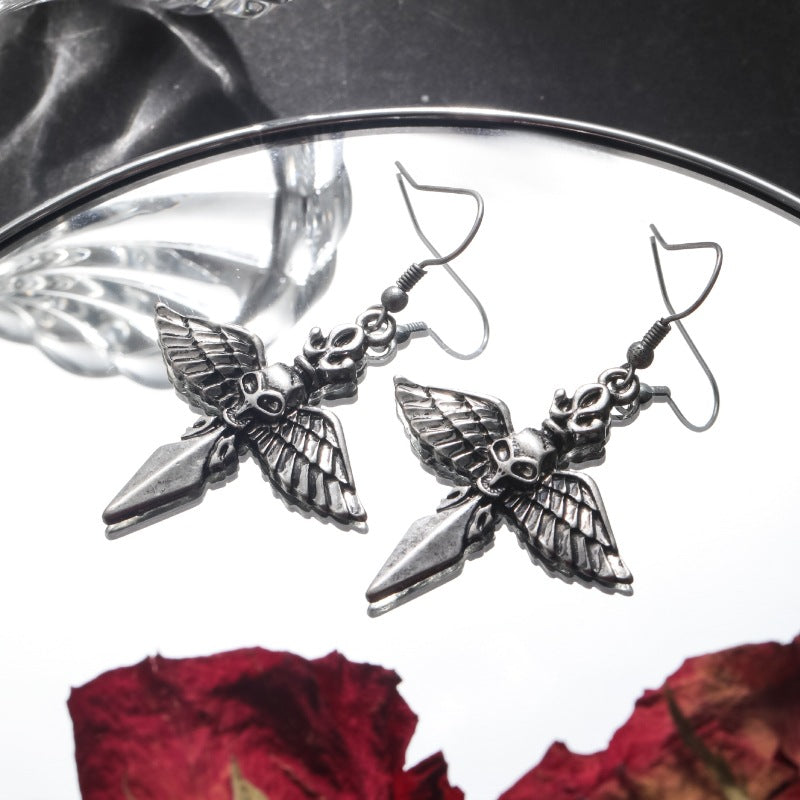 Pendientes oscuros con corazón de lava y corazón cerrado