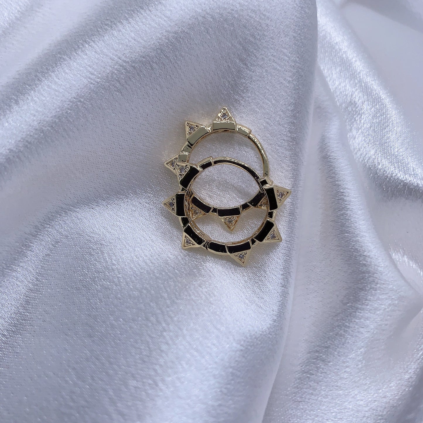 Pendientes cónicos con punta triangular de circonitas con microincrustaciones