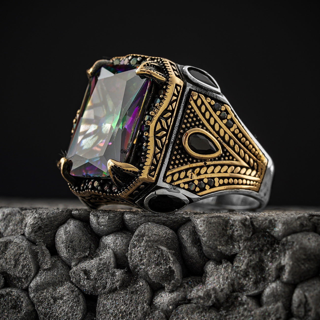 Juego de anillos para hombre en material de cobre.