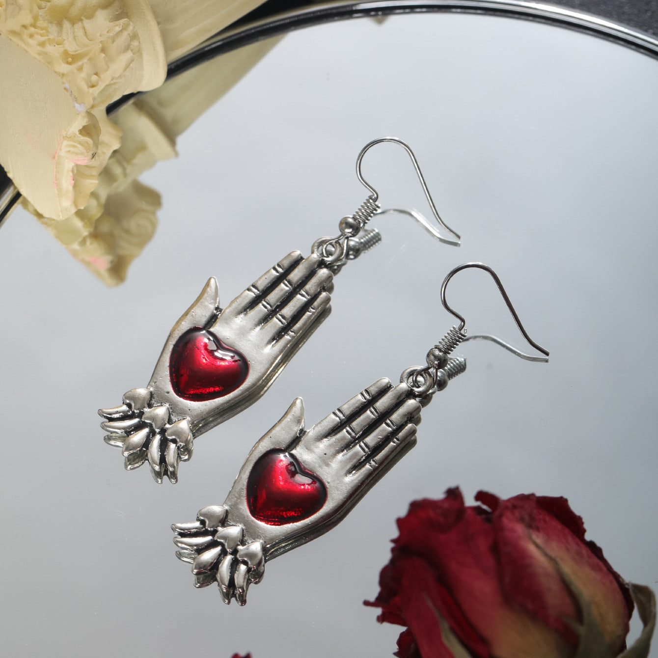 Pendientes oscuros con corazón de lava y corazón cerrado