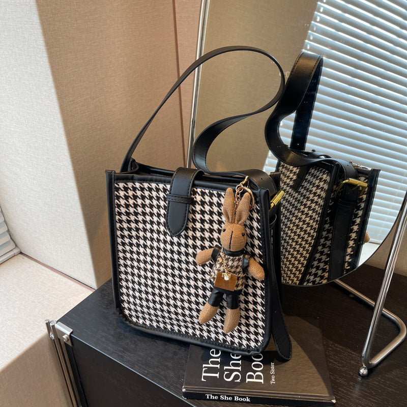 Sac à bandoulière élégant pied-de-poule tendance et assorti