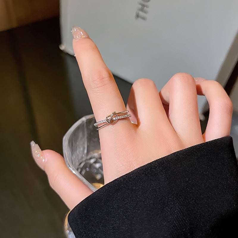 Anillo cruzado con sentido de diseño avanzado de doble capa de circonita con microincrustaciones