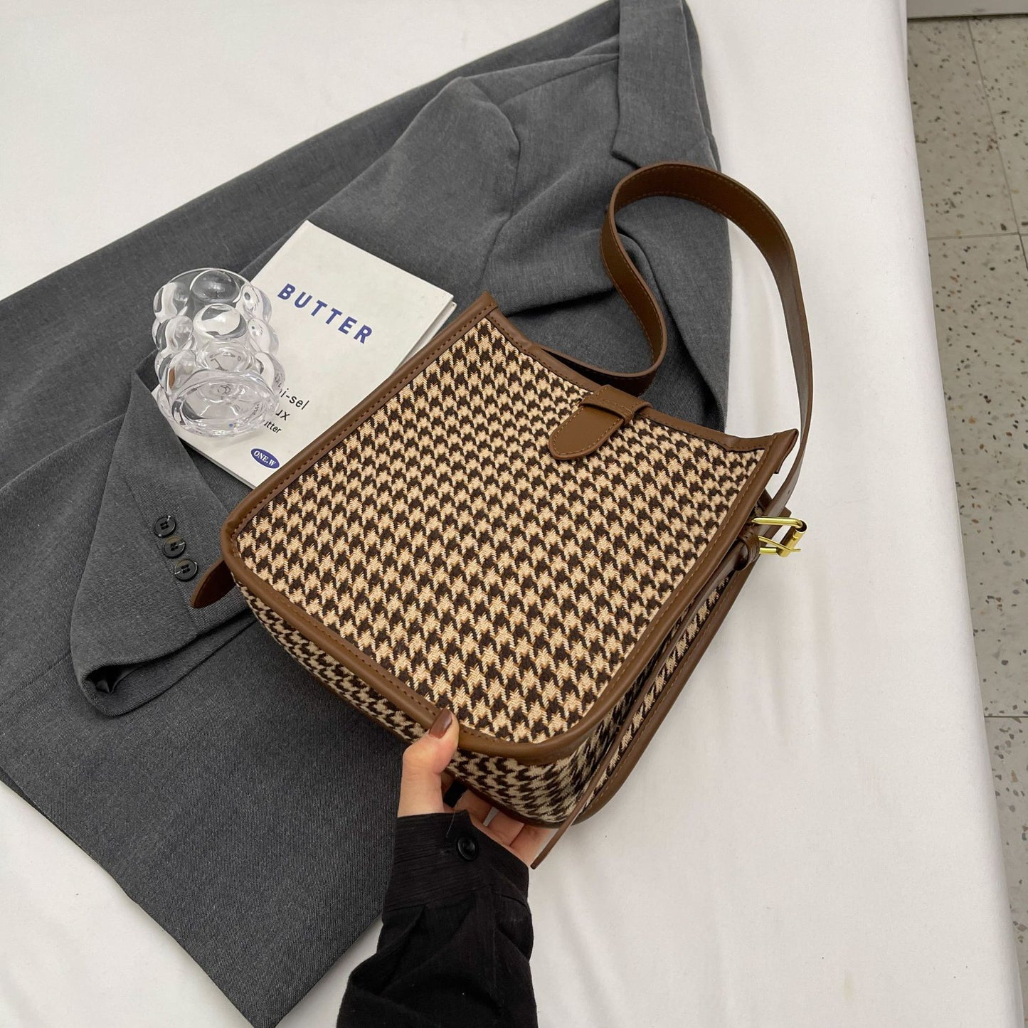 Sac à bandoulière élégant pied-de-poule tendance et assorti