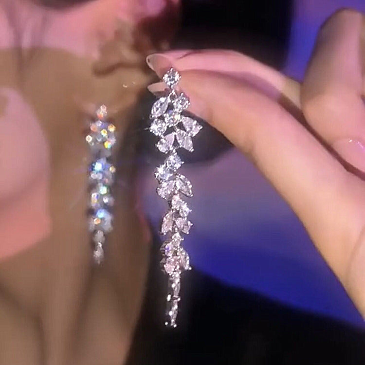 Boucles d'oreilles en zircon à longues franges et aiguille en argent