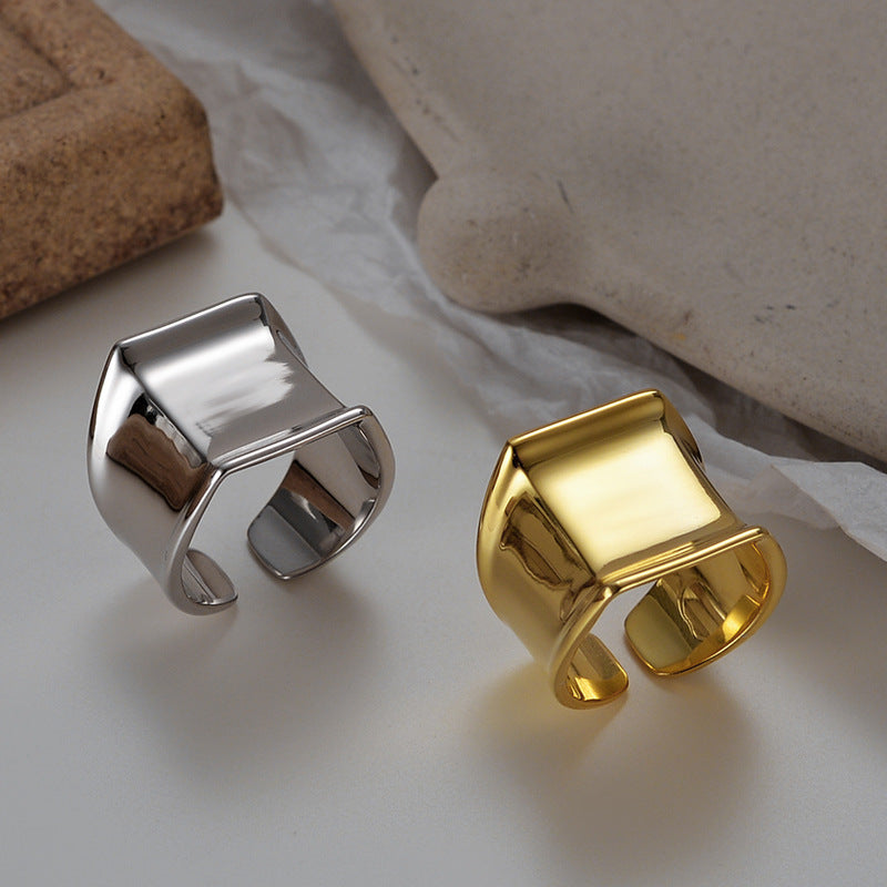 Anillo femenino ancho brillante de plata