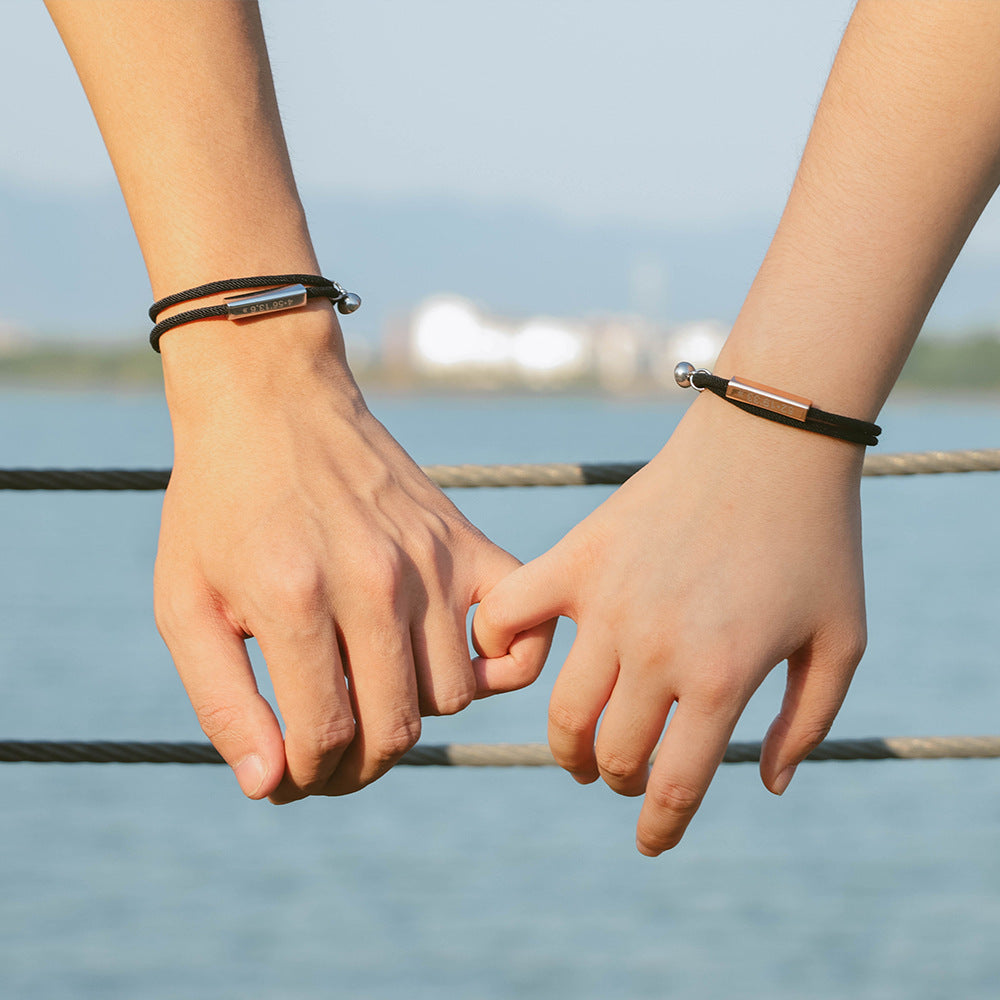 Paire de bracelets de couple attrayants en acier inoxydable