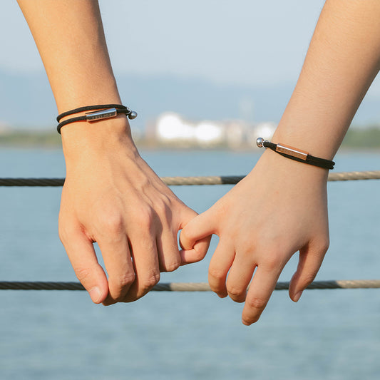 Paire de bracelets de couple attrayants en acier inoxydable