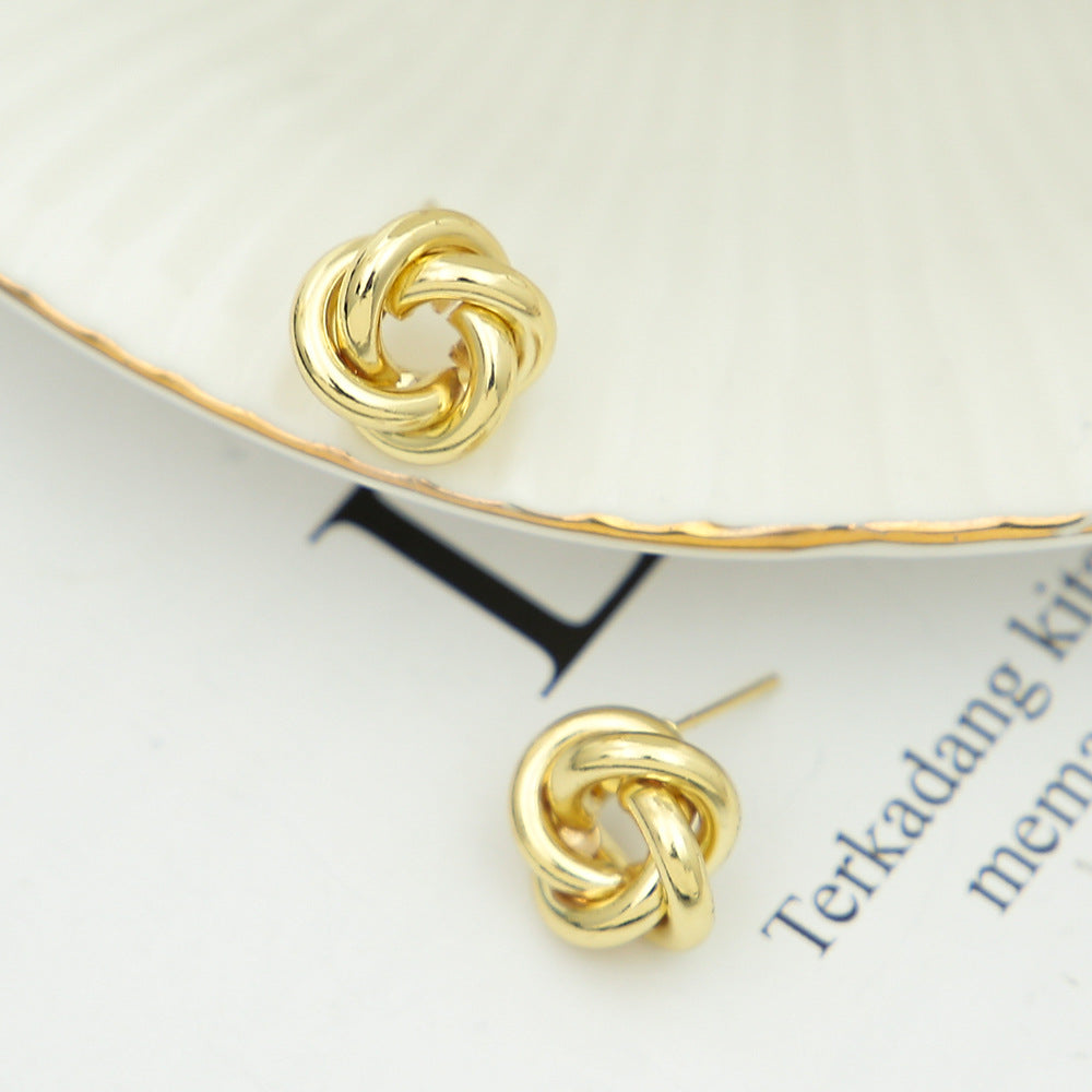 Clou d'oreille creux à contour torsadé à tube creux