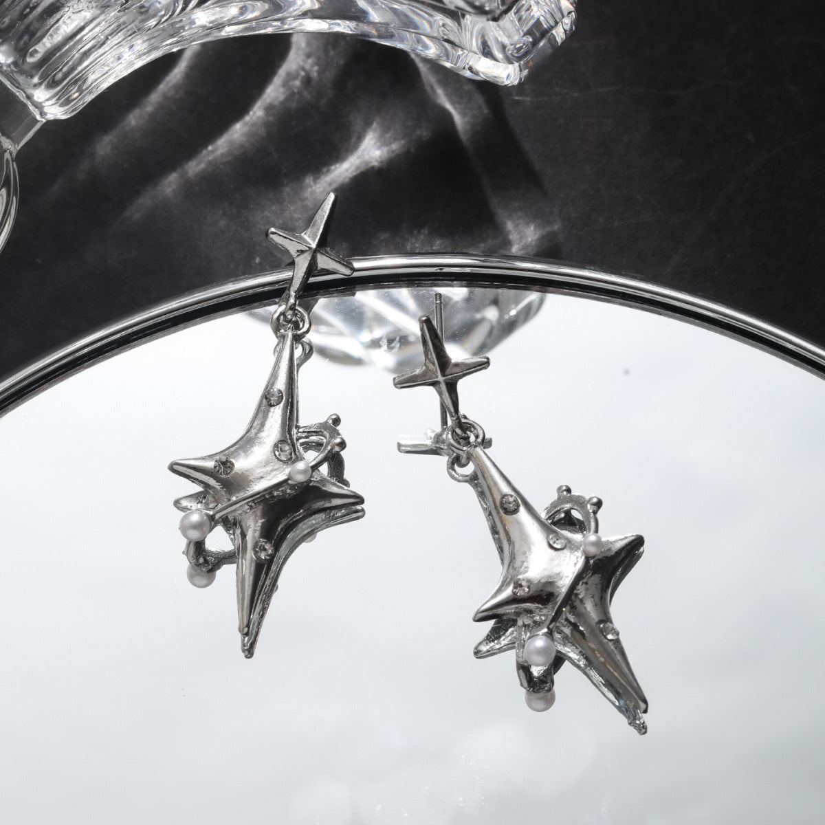 Pendientes oscuros con corazón de lava y corazón cerrado