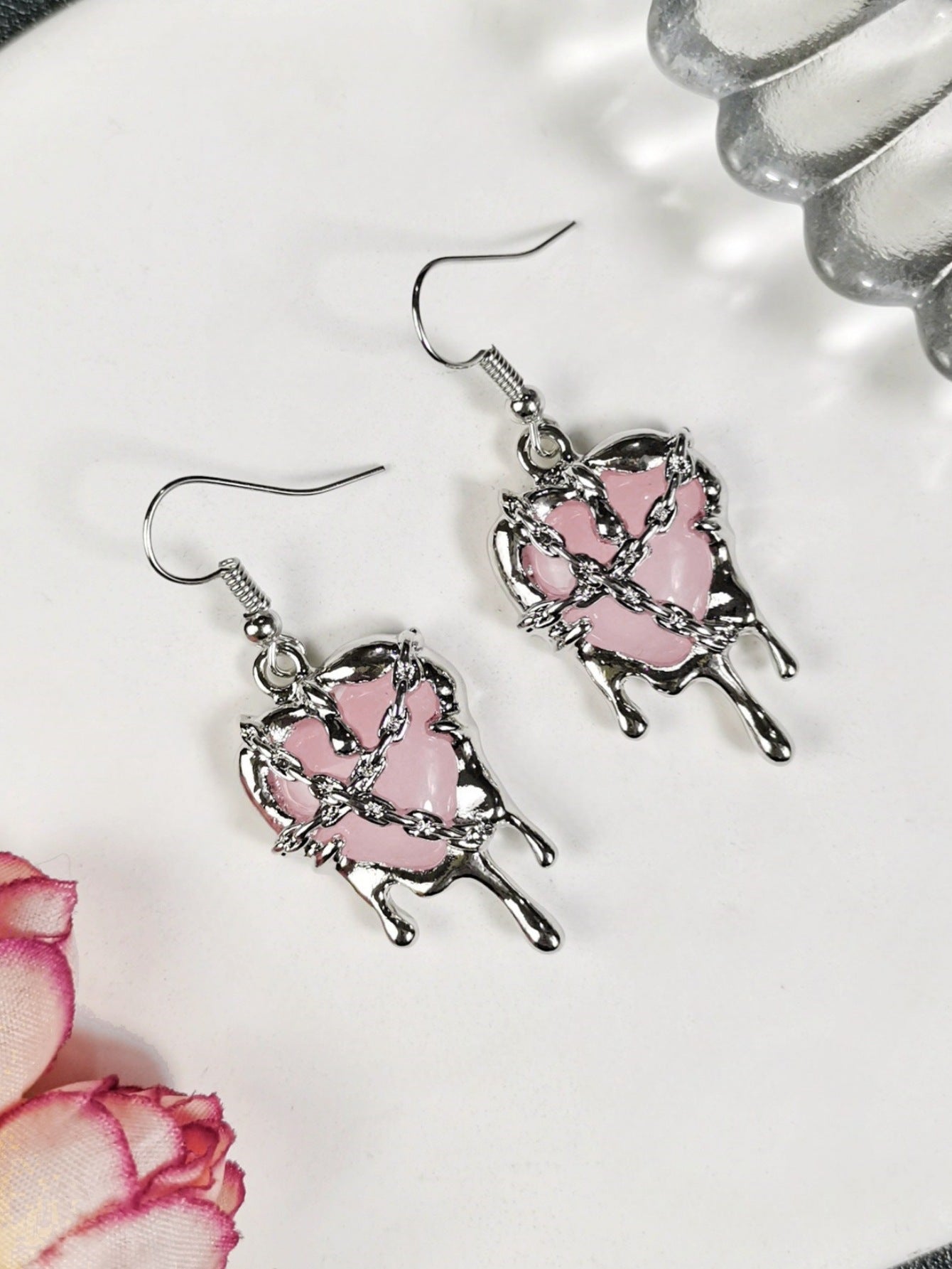 Pendientes oscuros con corazón de lava y corazón cerrado