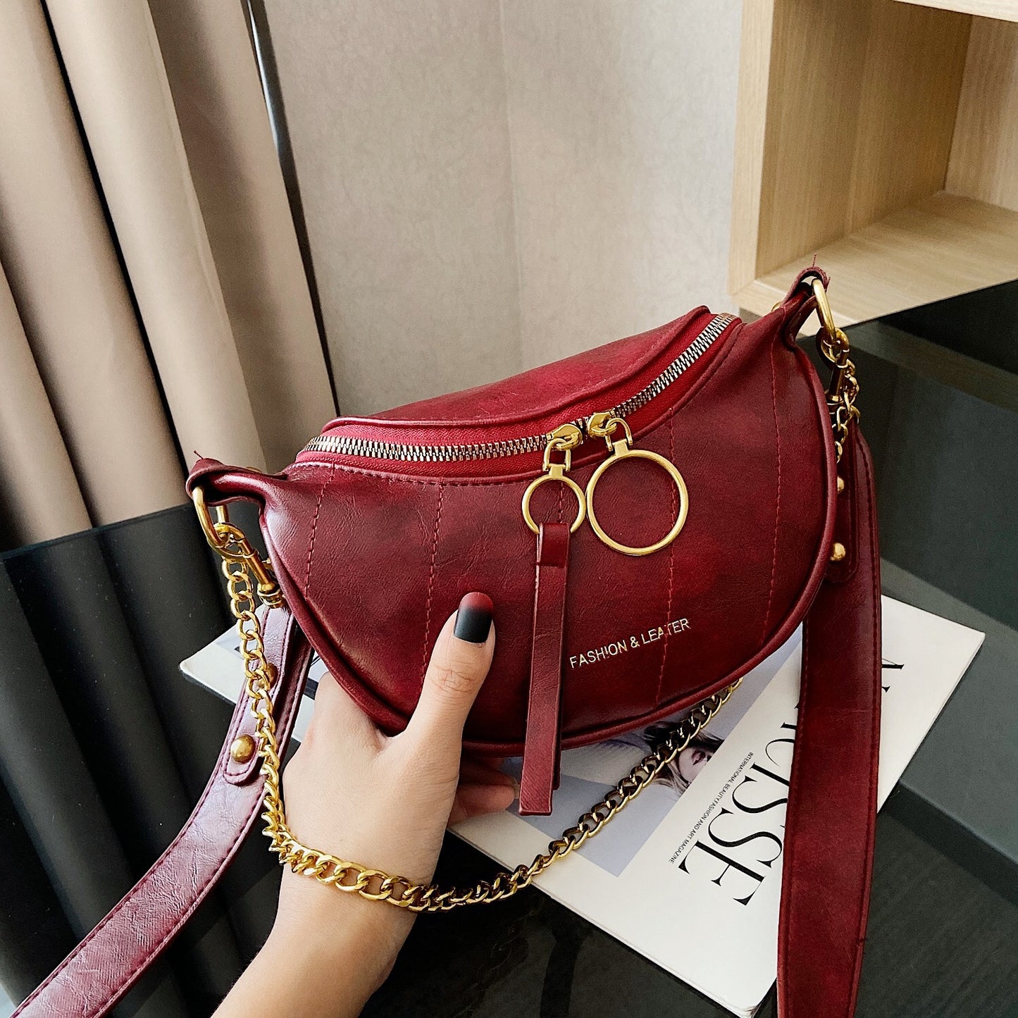 Sac de poitrine rétro léger et assorti à la mode pour femmes