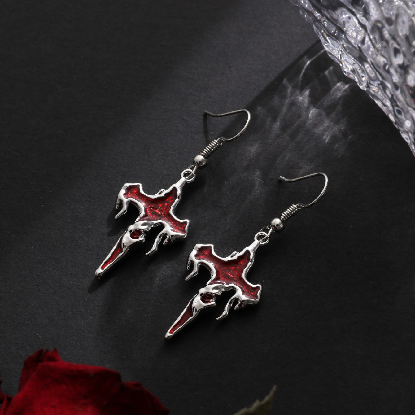 Pendientes oscuros con corazón de lava y corazón cerrado