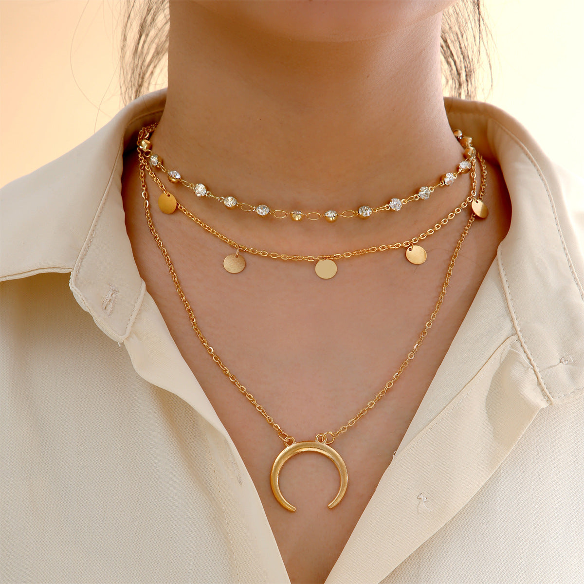 Collier multicouche européen et américain à petites tranches rondes avec pampilles et lune