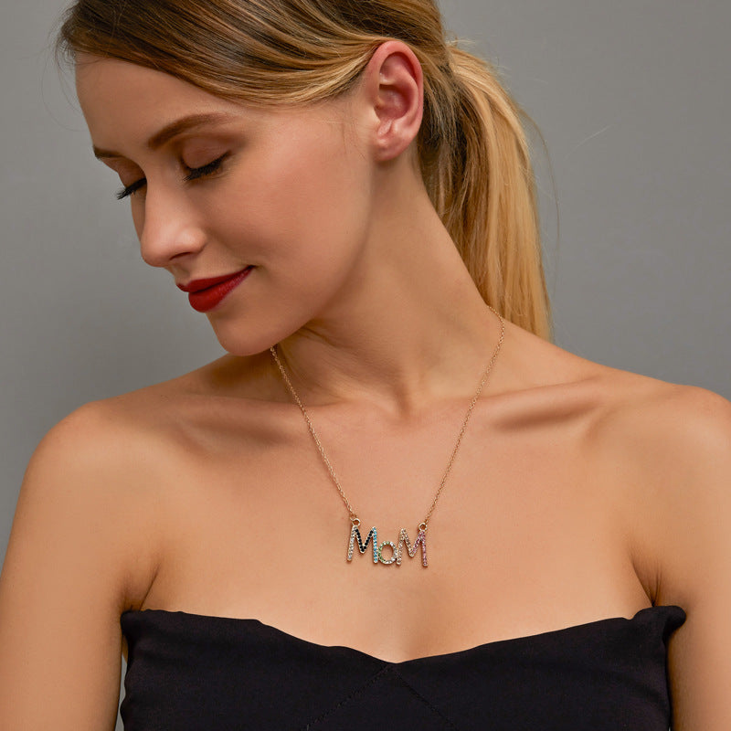 Personnalité de collier de lettre de maman de diamant