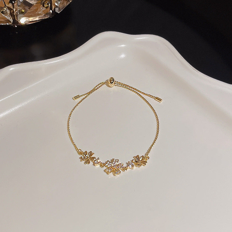 Pulsera versátil de perlas y flores de circón