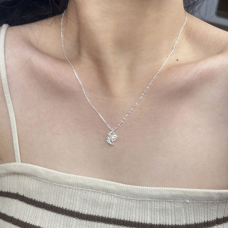 Cadena de clavícula en forma de media luna con patrón de martillo irregular