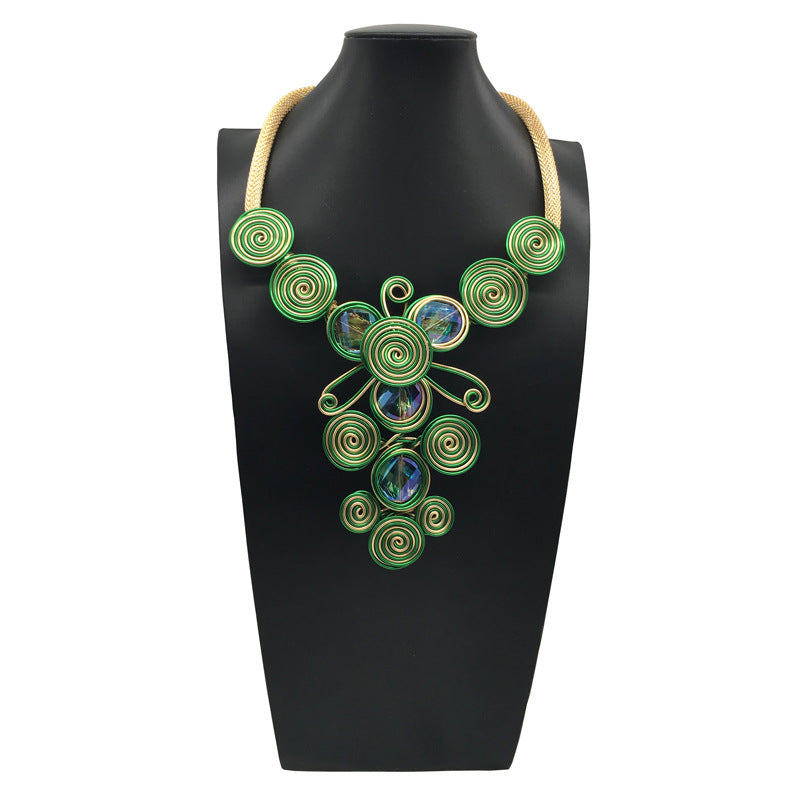 Collier tissé en fil d'aluminium et cristal à la mode