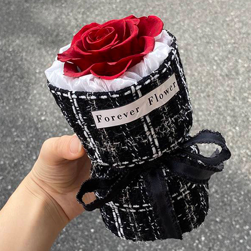 Regalo de San Valentín con rosas en maceta de estilo clásico