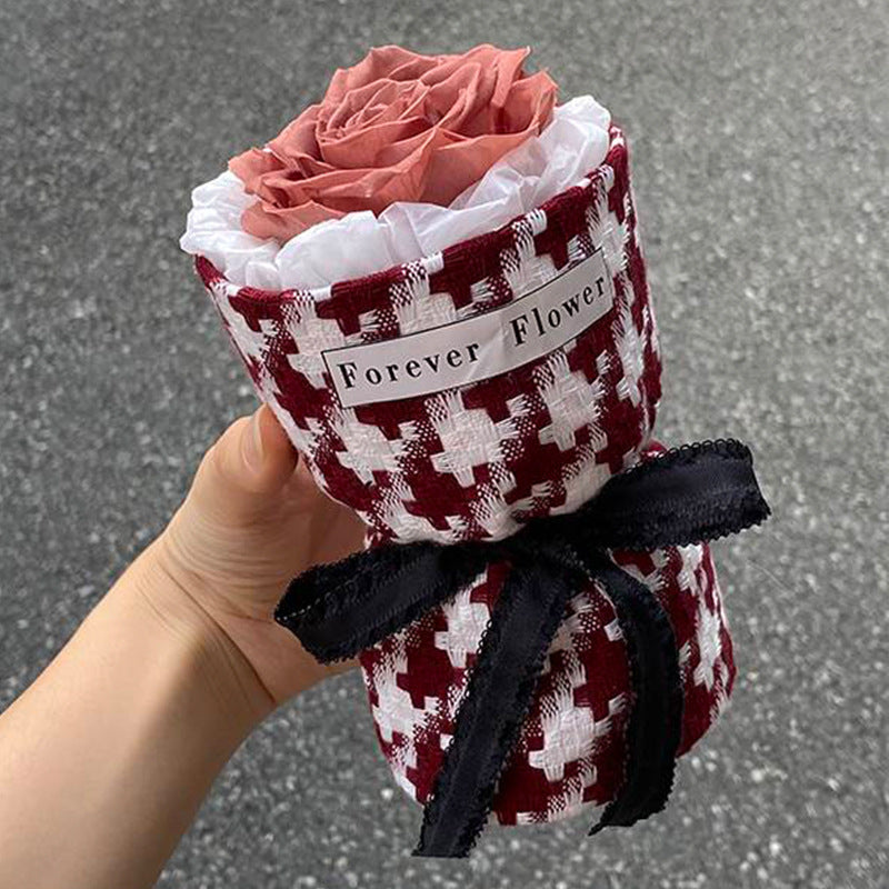Regalo de San Valentín con rosas en maceta de estilo clásico