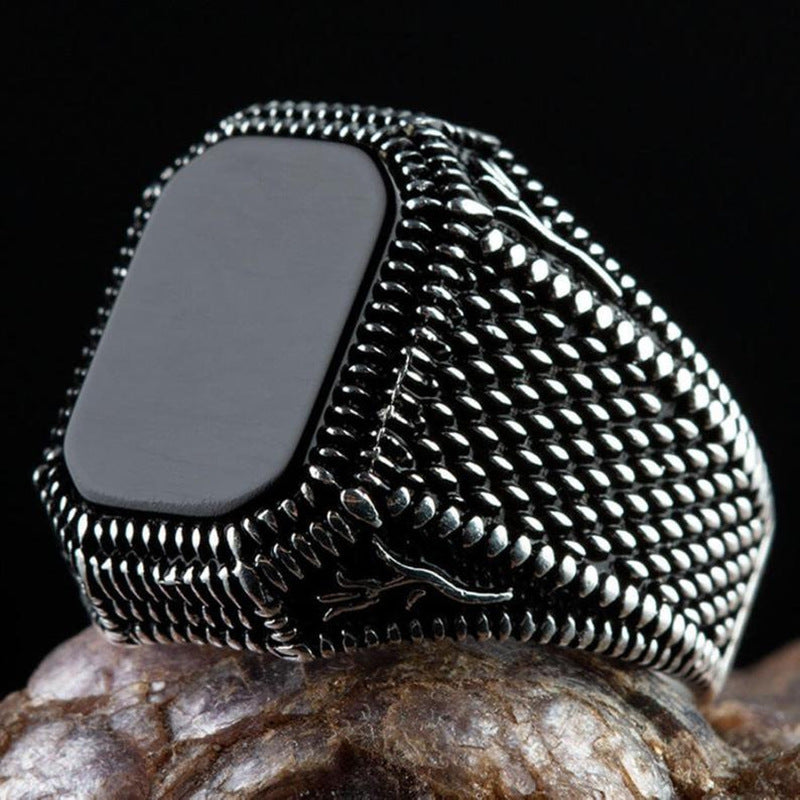 Juego de anillos para hombre en material de cobre.