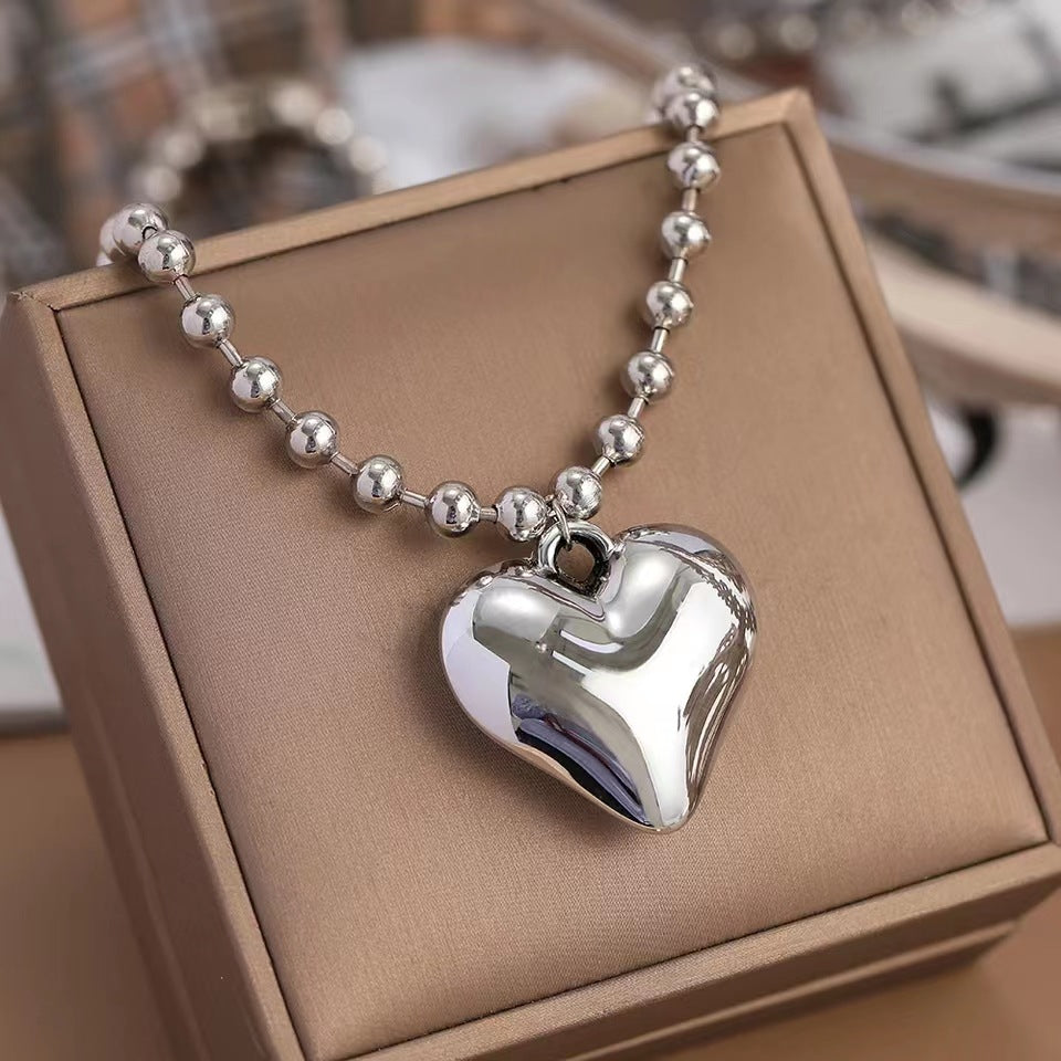 Collier à pendentif d'amour assorti à la mode