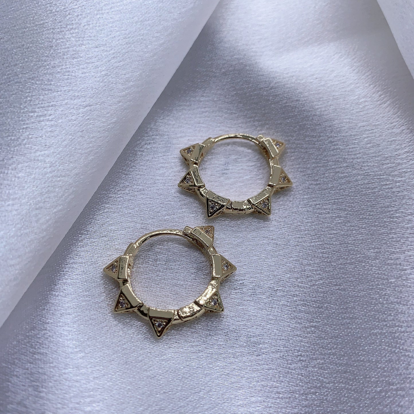 Pendientes cónicos con punta triangular de circonitas con microincrustaciones