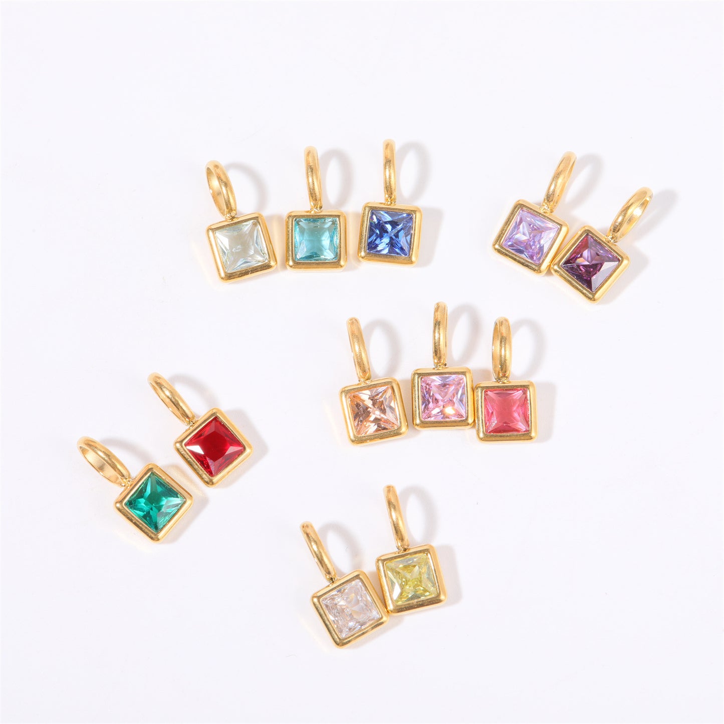 Pendentif carré avec douze pierres de naissance féminines