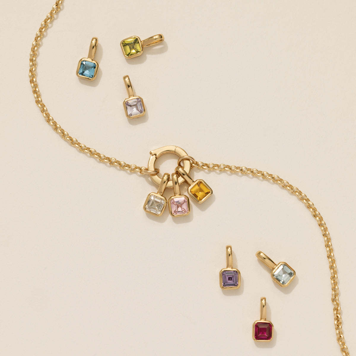 Pendentif carré avec douze pierres de naissance féminines