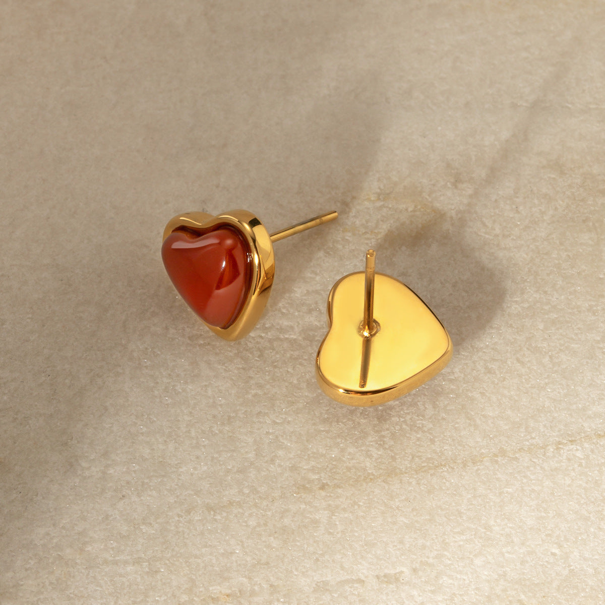 Pendientes de corazón rojo con incrustaciones de geometría minimalista para mujer