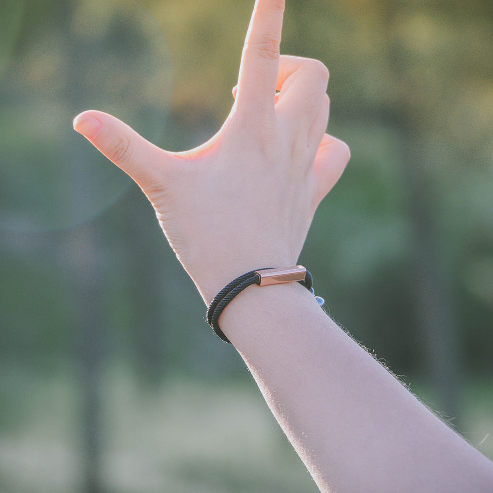 Paire de bracelets de couple attrayants en acier inoxydable