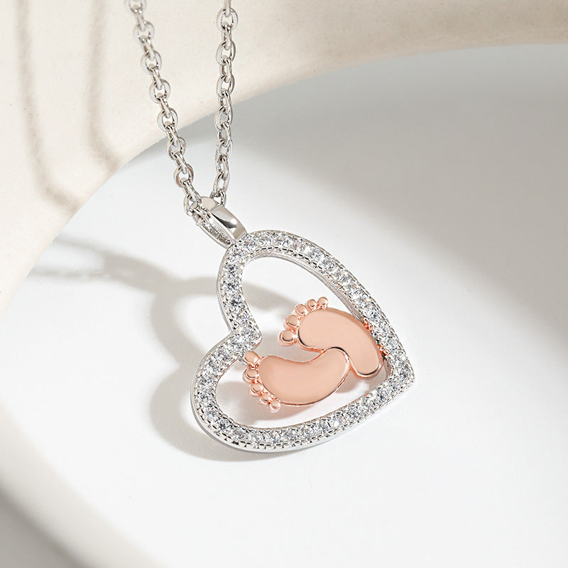 Collier en forme de cœur avec séparation des couleurs, empreintes de pas d'amour