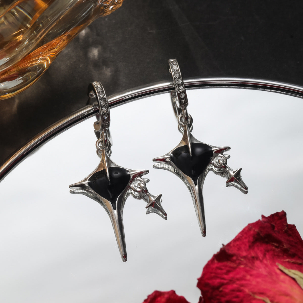 Pendientes oscuros con corazón de lava y corazón cerrado