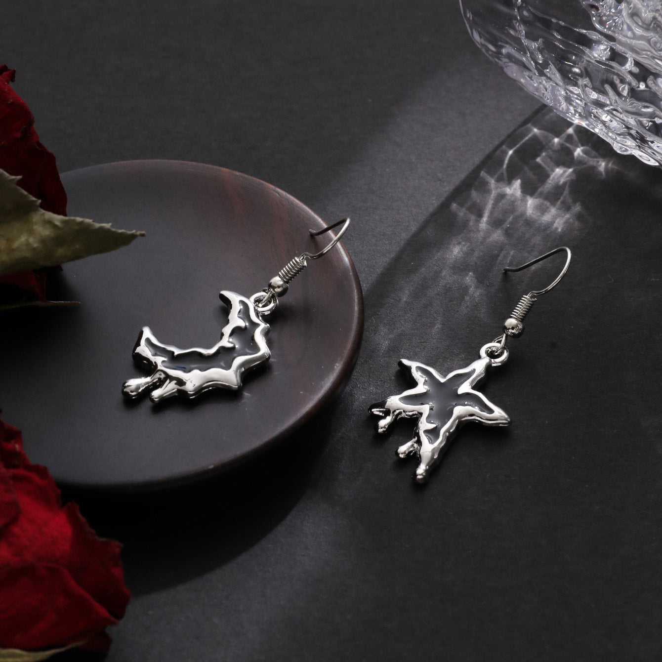 Pendientes oscuros con corazón de lava y corazón cerrado