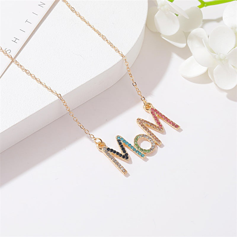 Personnalité de collier de lettre de maman de diamant