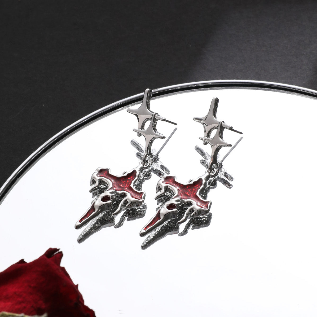 Pendientes oscuros con corazón de lava y corazón cerrado