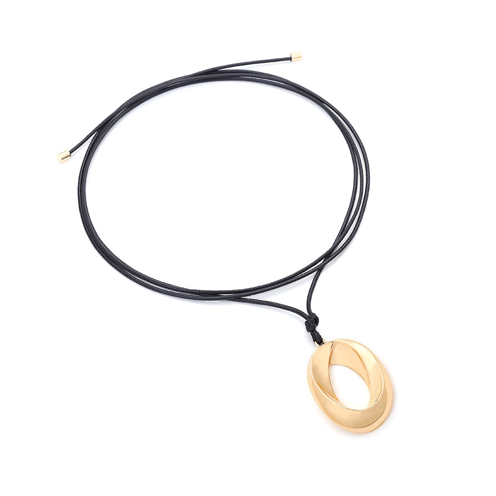 Collier pendentif creux ovale vintage
