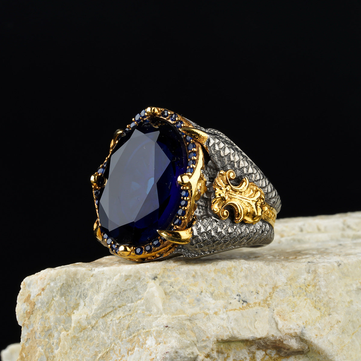 Juego de anillos para hombre en material de cobre.